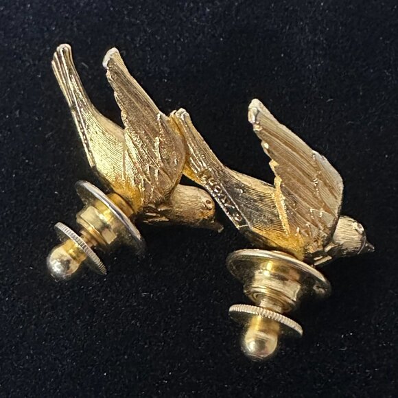 Vintage Gold Tone VTG Flying Bird Pin Hat Lapel by Avon 1980's - Picture 2 of 3